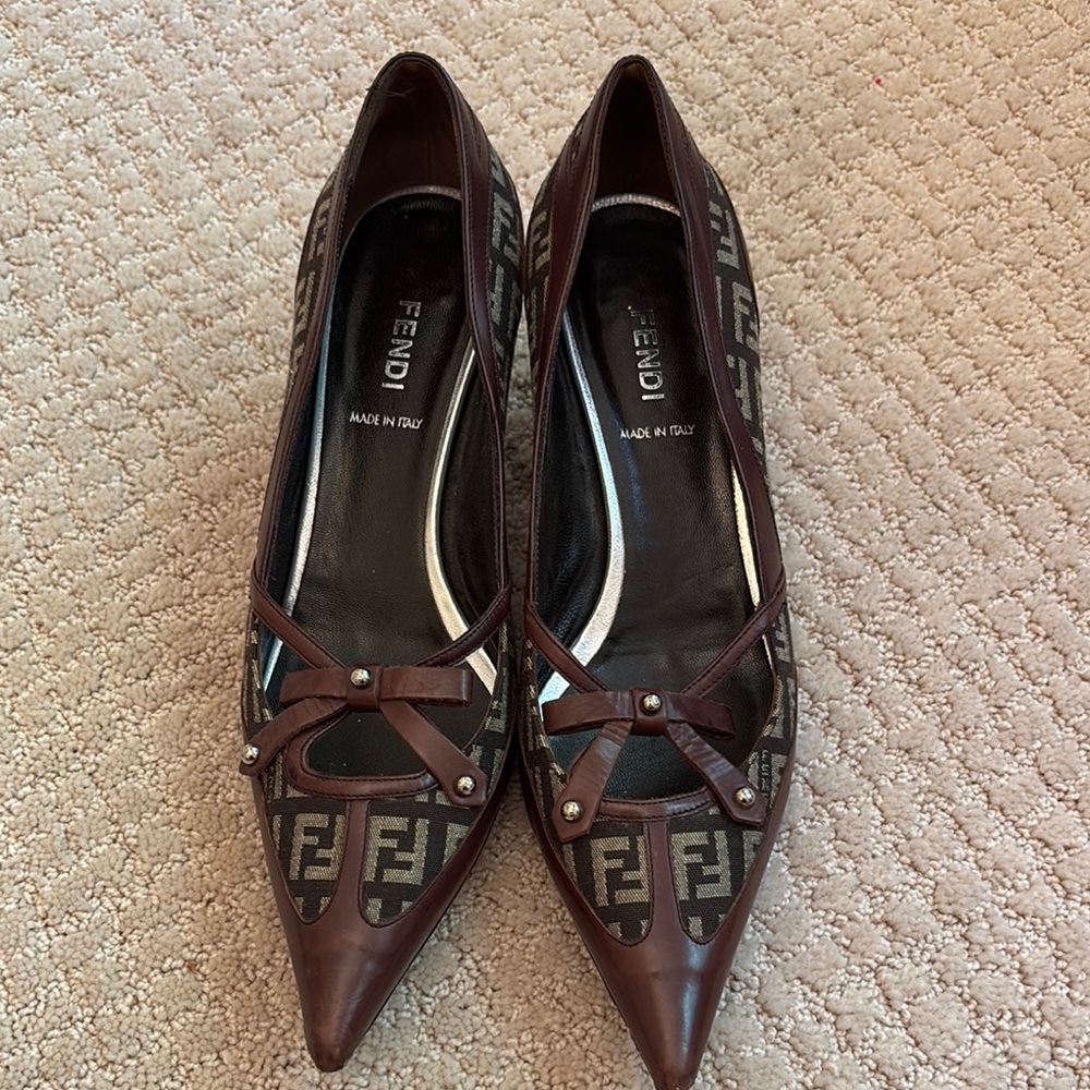 Fendi Women's Brown and Black Pointed Toe Shoes